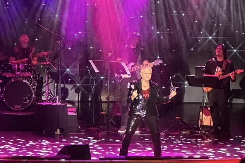 Live: Lisa Crouch