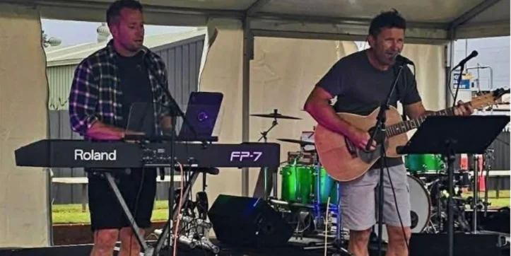 Live: Mr Jones & Me Band 
