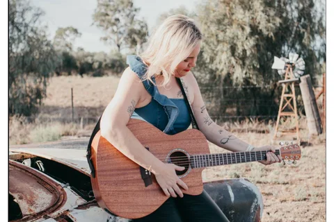 Live: Rach Louise 
